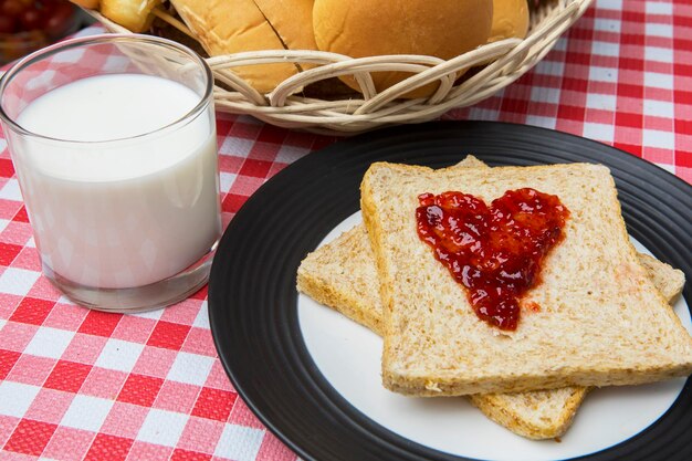 Délicieux pain grillé avec confiture de fraises