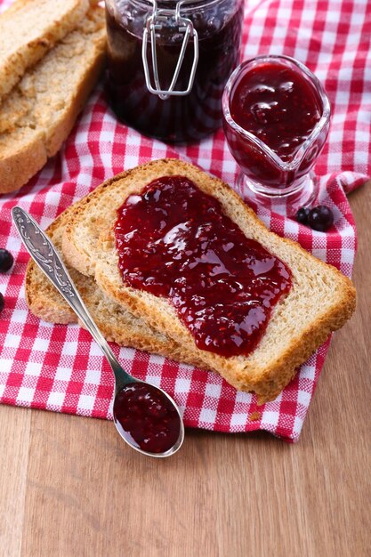 Photo délicieux pain grillé avec de la confiture sur la table libre