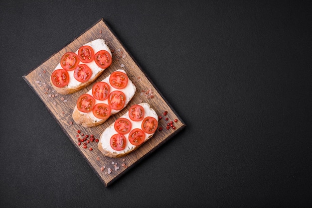 Délicieux pain grillé croustillant au fromage et tomates cerises