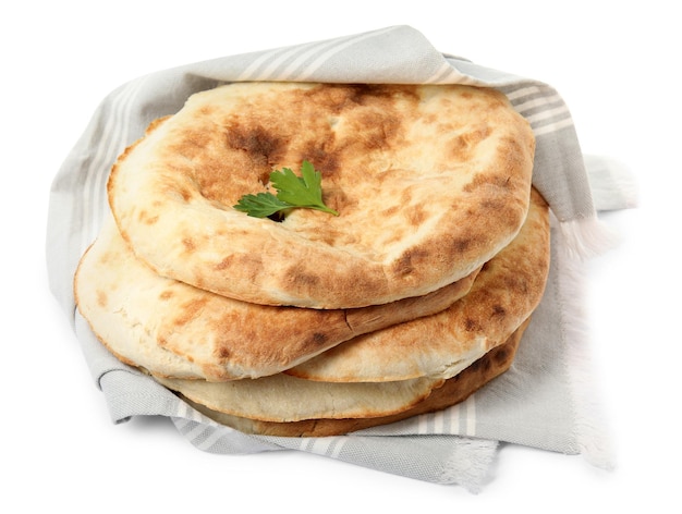 Délicieux pain pita frais avec serviette sur fond blanc