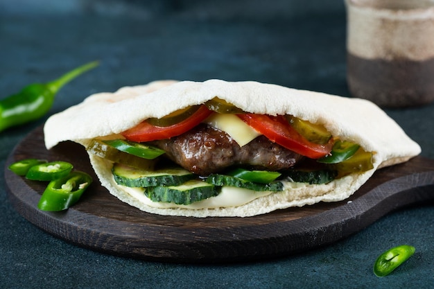 Photo délicieux pain pita à la viande tomates et poivre pita au kebab shawerma à la viande