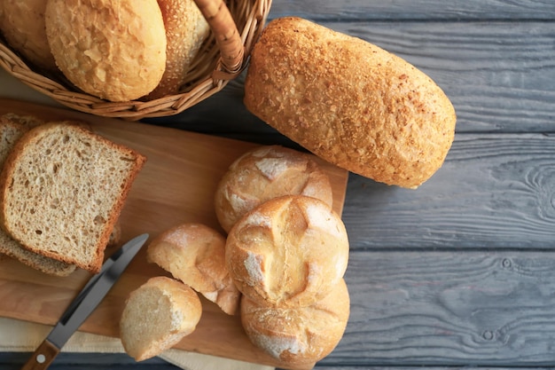 Délicieux pain sur une planche à découper sur fond de bois