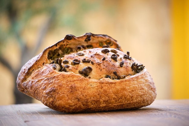 Délicieux pain rustique fraîchement cuit avec des olives. Photo de haute qualité