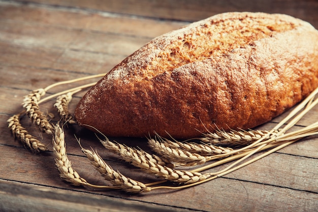 Délicieux pain sur une table en bois