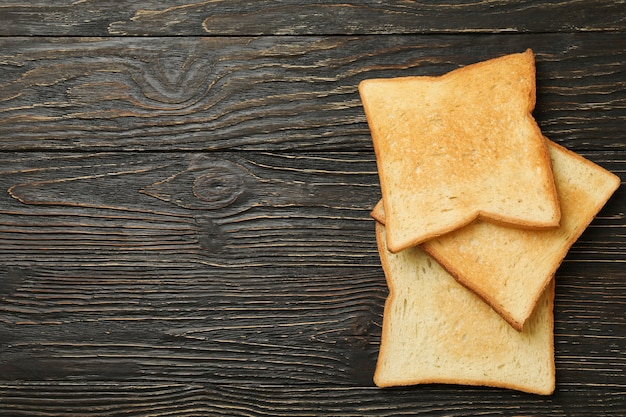 Délicieux pains toasts sur fond de bois