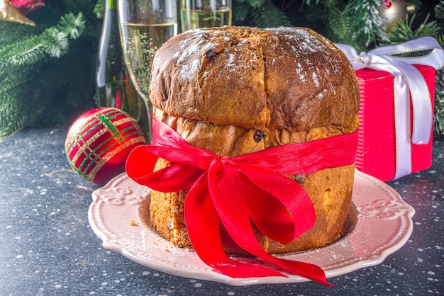 Délicieux panettone de Noël italien sur table de Noël