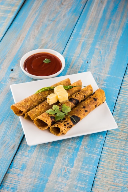 Délicieux paratha chaud avec du ghee et de la sauce tomate