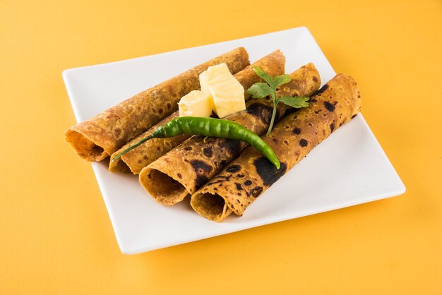 Délicieux paratha chaud avec du ghee et de la sauce tomate