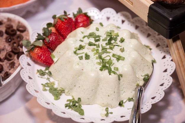 Délicieux pâté sous forme de gélatine d'olives vertes et de fraises