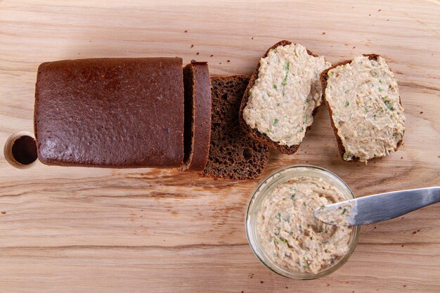 Délicieux pâté et tranches de pain disposés avec goût sur une table en bois