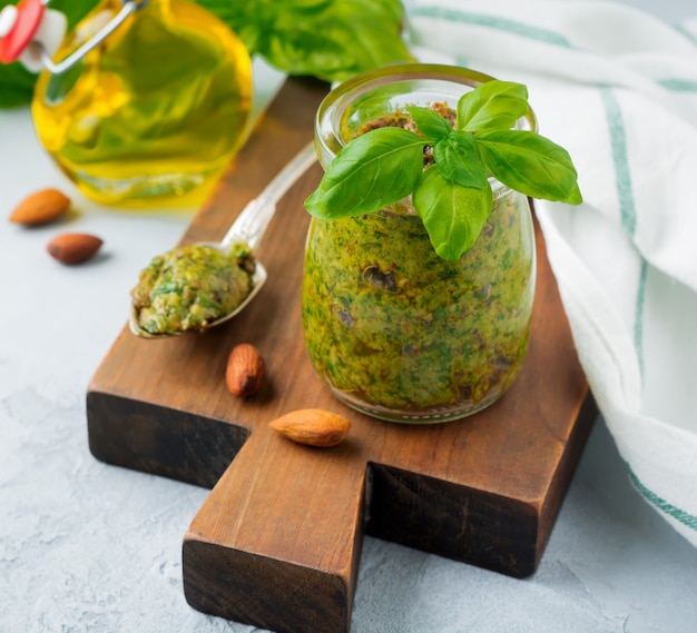 Délicieux pesto vert fait maison dans un bocal en verre