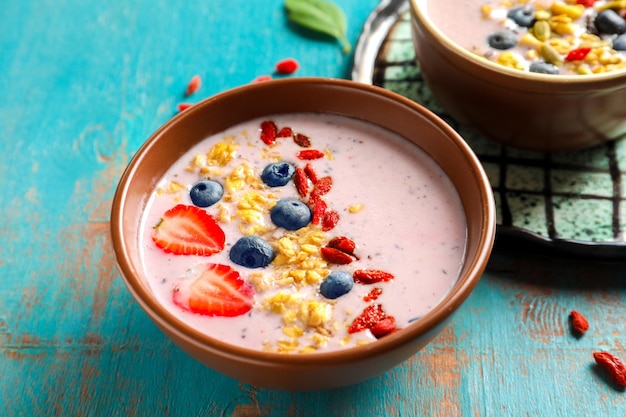 Délicieux petit-déjeuner avec des baies de goji dans un bol sur la table