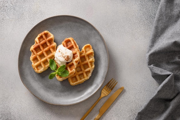 Délicieux petit déjeuner branché avec croffles sur fond blanc Croissant comme gaufre