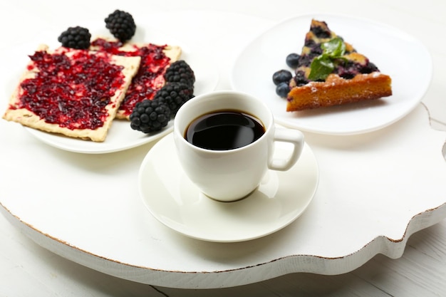 Délicieux petit déjeuner avec café et biscuits