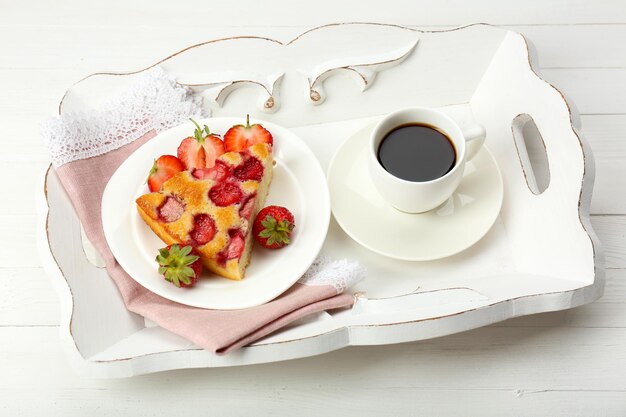 Délicieux petit-déjeuner avec café et tarte savoureuse