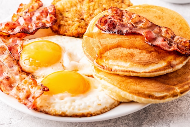 Délicieux petit déjeuner fait maison avec des crêpes