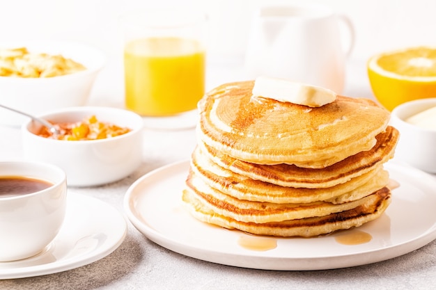 Délicieux petit-déjeuner fait maison avec des crêpes