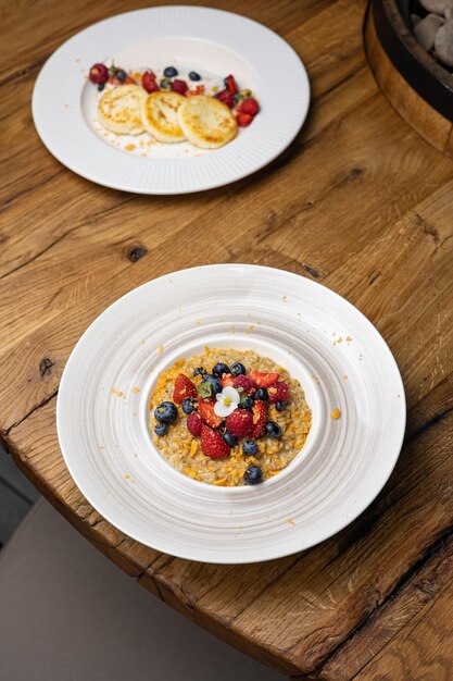 un délicieux petit-déjeuner Flocons d'avoine aux baies Gros plan