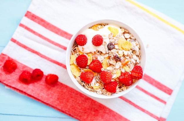 Délicieux Petit Déjeuner. Avec Des Flocons D'avoine, Des Fruits Secs Et Du Yogourt