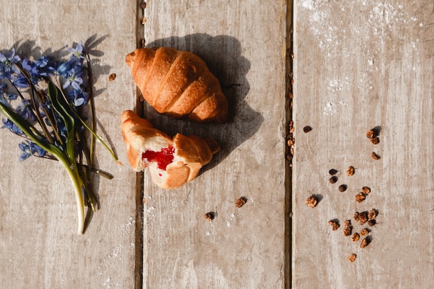 Délicieux petit déjeuner sur fond en bois.