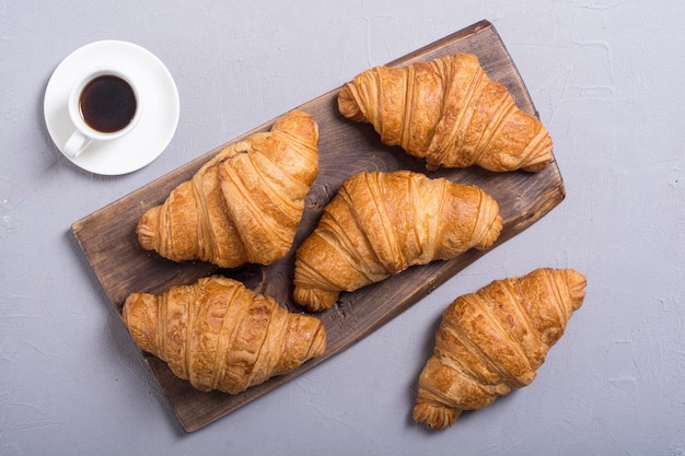 Délicieux petit-déjeuner français Croissants sur fond de bois
