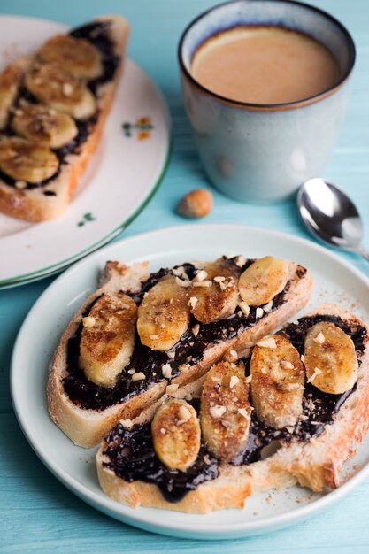 Délicieux petit déjeuner français - pain grillé au chocolat et bananes frites