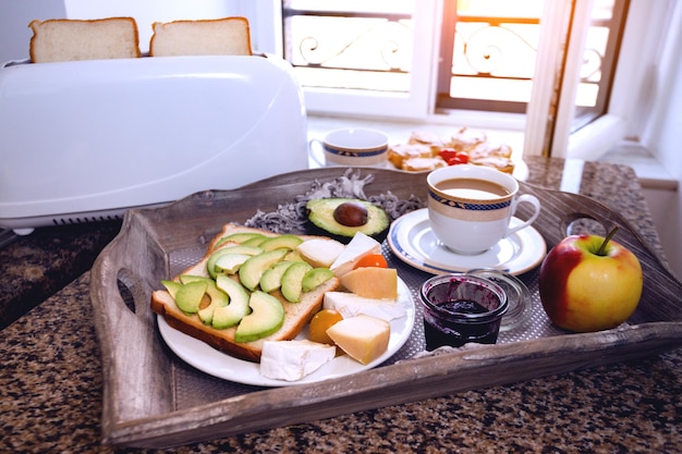 Photo délicieux petit déjeuner français