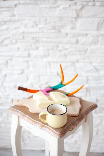 Délicieux petit déjeuner avec fromage et tasse de café