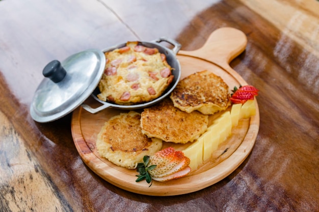 Délicieux petit-déjeuner avec gâteau aux œufs et au maïs