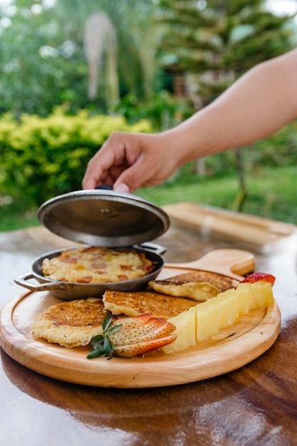 Délicieux petit-déjeuner avec gâteau aux œufs et au maïs