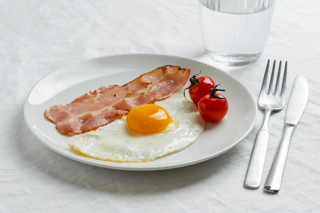 Photo délicieux petit déjeuner avec œuf et bacon