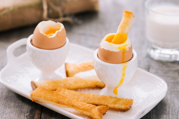 Délicieux petit-déjeuner avec des œufs durs et des toasts croustillants, horizontal, gros plan