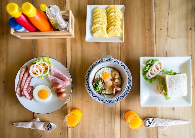 Photo délicieux petit déjeuner pour deux heures du matin.