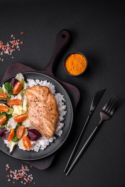 Délicieux petit-déjeuner sain composé de riz au poulet et de tomates cerises