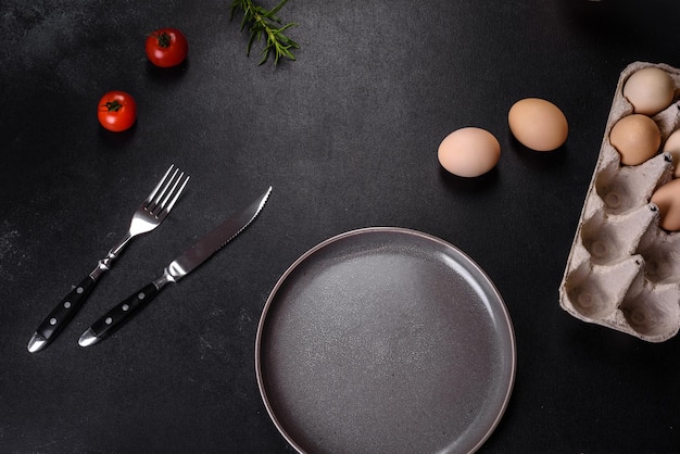 Un délicieux petit-déjeuner sain et nutritif avec des œufs au plat des haricots au bacon un verre de jus de biscuits à l'avoine du lait et de la confiture Une alimentation saine au début de la journée