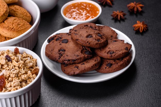 Délicieux petit-déjeuner sain et nutritif avec des œufs granola, des biscuits à l'avoine, du lait et de la confiture Une alimentation saine en début de journée