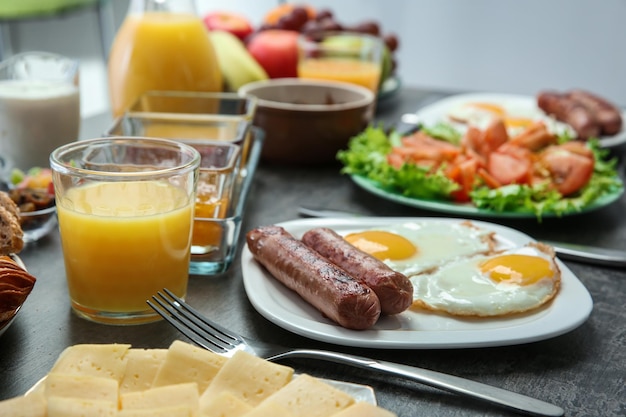 Délicieux petit déjeuner servi sur la table