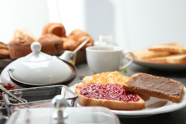 Délicieux petit déjeuner servi sur la table