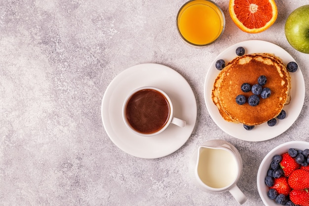 Délicieux petit déjeuner sur une table lumineuse.