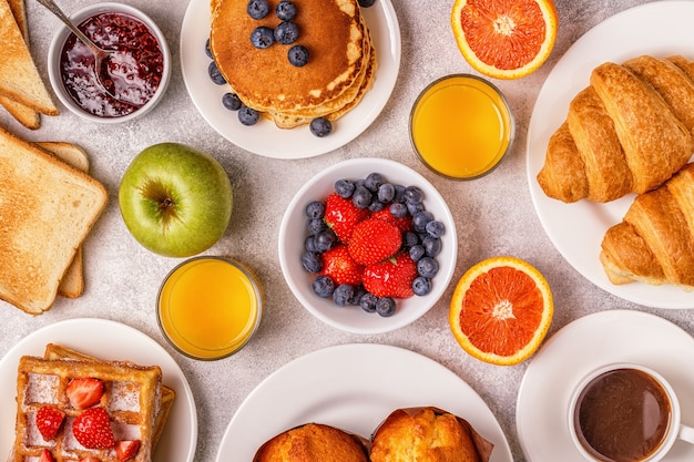 Délicieux petit déjeuner sur une table lumineuse.