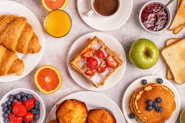 Délicieux petit déjeuner sur une table lumineuse.