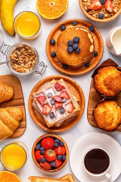 Délicieux petit déjeuner sur une table lumineuse.