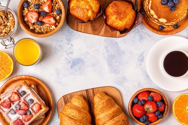 Délicieux petit déjeuner sur une table lumineuse