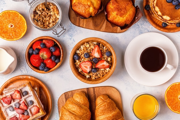 Délicieux petit déjeuner sur une table lumineuse