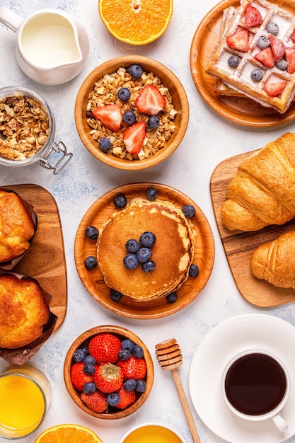 Délicieux petit déjeuner sur une table lumineuse