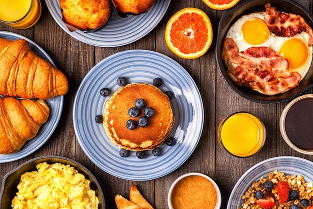 Délicieux petit déjeuner sur une table rustique. Vue de dessus, copiez l'espace.