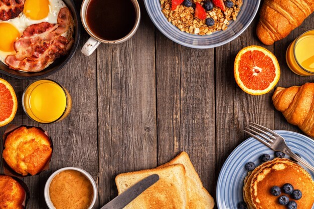 Photo délicieux petit déjeuner sur une table rustique. vue de dessus, copiez l'espace.