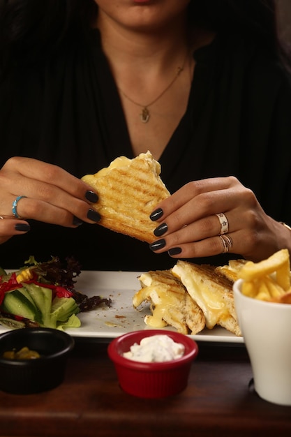 Délicieux petit-déjeuner toast turc traditionnel