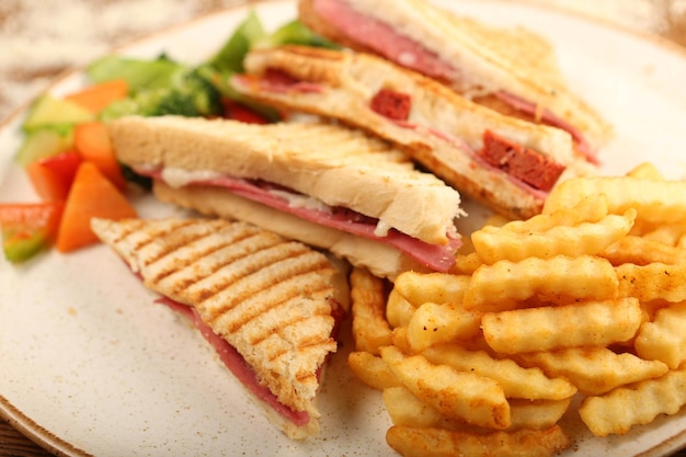 Délicieux petit-déjeuner toast turc traditionnel