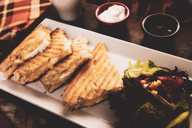 Délicieux petit-déjeuner toast turc traditionnel